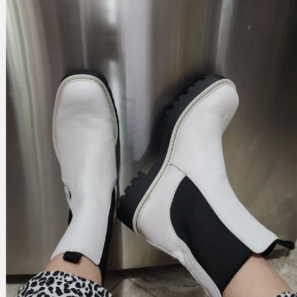 CLASSIC Sam Edelman Women's Laguna Chelsea Boots Sz 8 - Picture 2 of 2